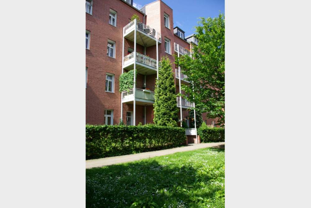 Großzügige 2-Zimmer-Wohnung mit Parkett und Balkonblick in den grünen Innenhof