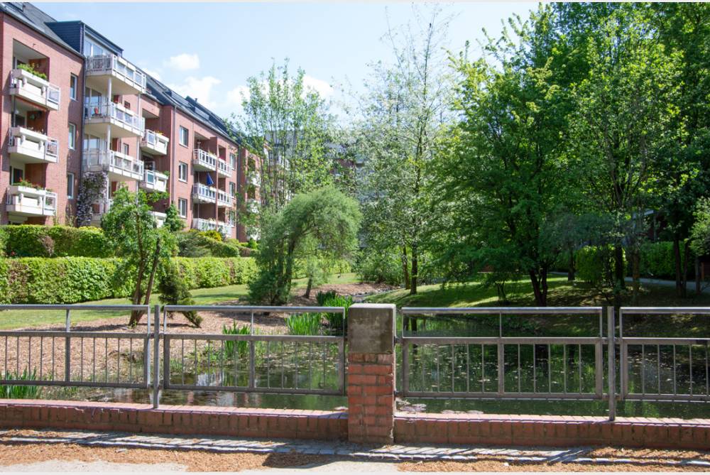 grüner Innenhof mit Bachlauf